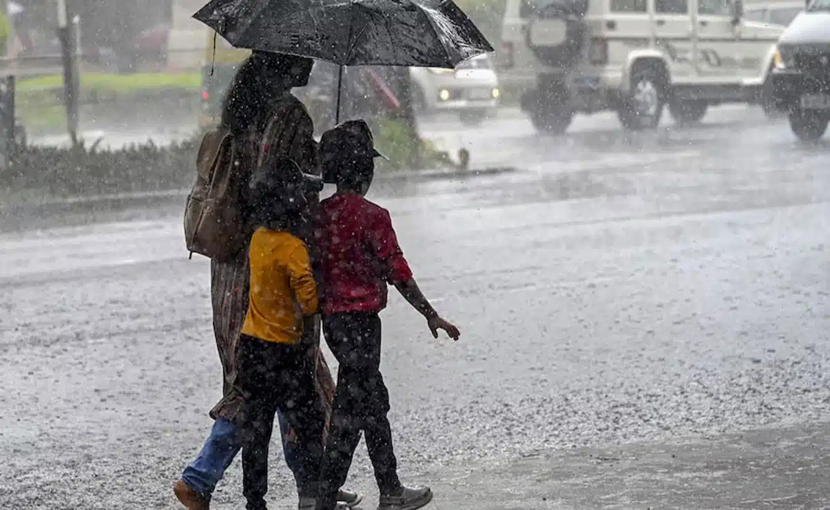 heavy rains 1 Heavy rain in Mumbai, many areas of the city submerged