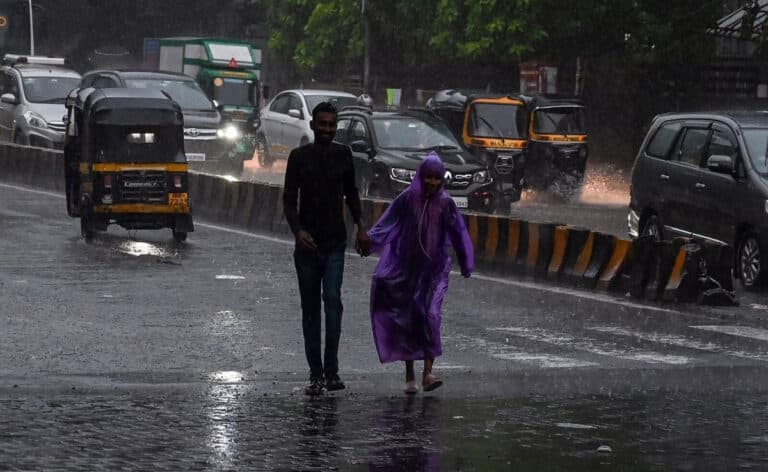 Mumbai में मूसलधार बारिश, शहर के कई इलाके जलमग्न