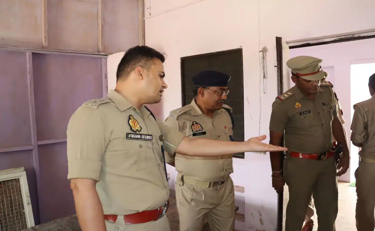 sambhal 2 9 Sambhal: SP Krishna Kumar Bishnoi took stock of Hazratnagargarhi police station