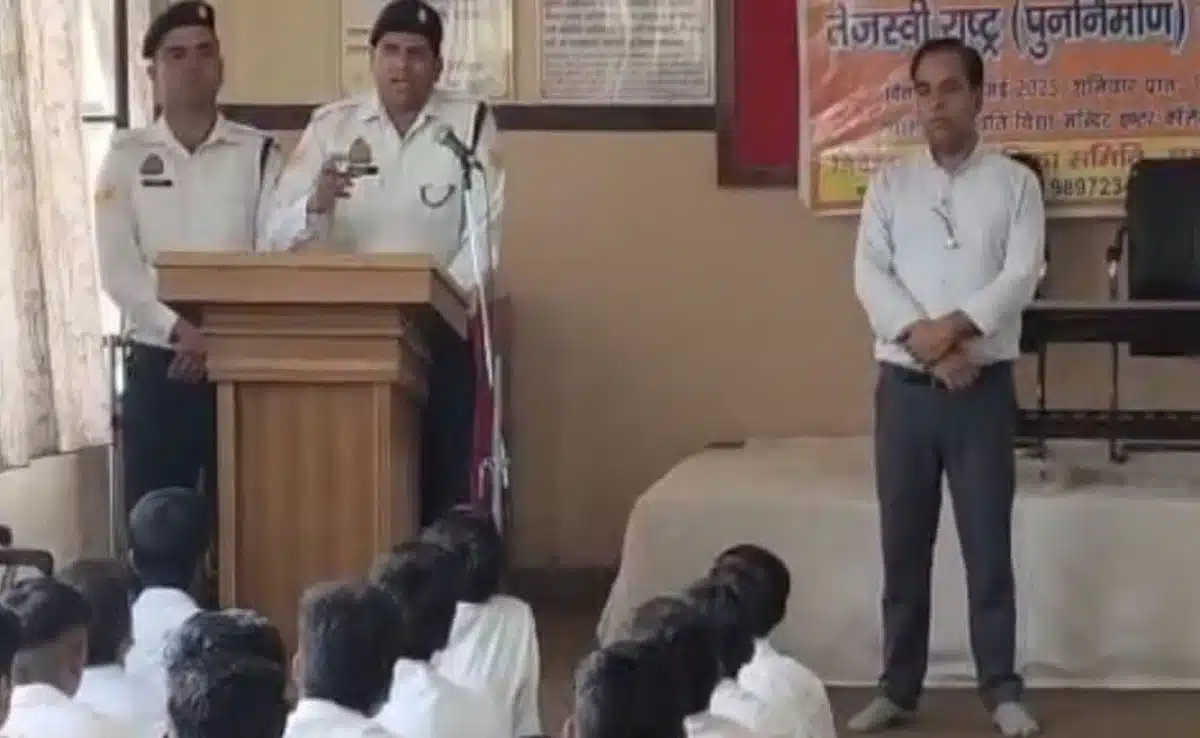 sambhal 4 1 Parvah Campaign: Traffic rules taught to students in Sambhal