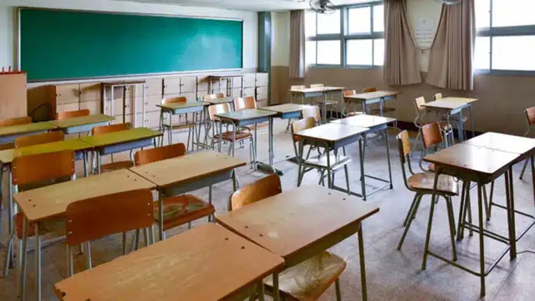 Jammu-Kashmir: सीमावर्ती क्षेत्रों को छोड़कर पूरे कश्मीर में कल से खुलेंगे स्कूल, यहां देखें पूरी जानकारी