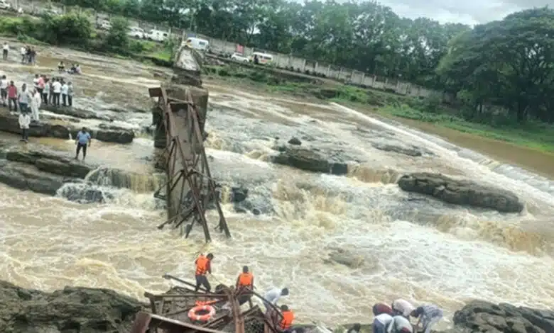 4 killed in bridge collapse in Maharashtra, PM Modi spoke to Chief Minister