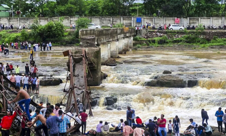 Maharashtra: A bridge over the Indrayani river in Pune collapsed, many people missing