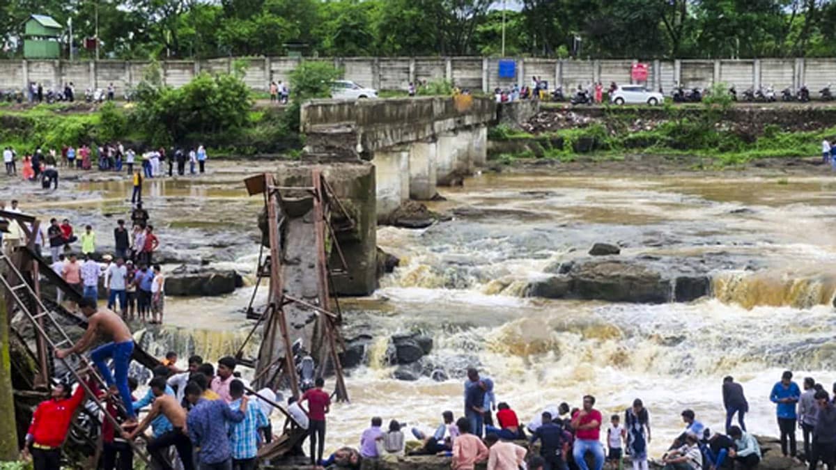 Maharashtra: A bridge over the Indrayani river in Pune collapsed, many people missing