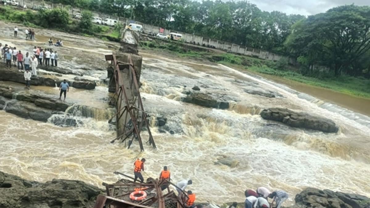 Maharashtra: A bridge over the Indrayani river in Pune collapsed, many people missing