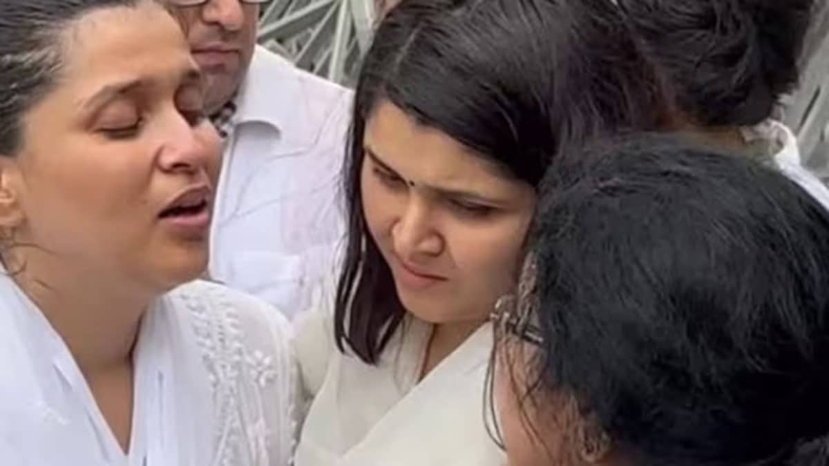Mannara Chopra spotted with Parineeti Chopra's father at her father Raman Rai Handa's funeral