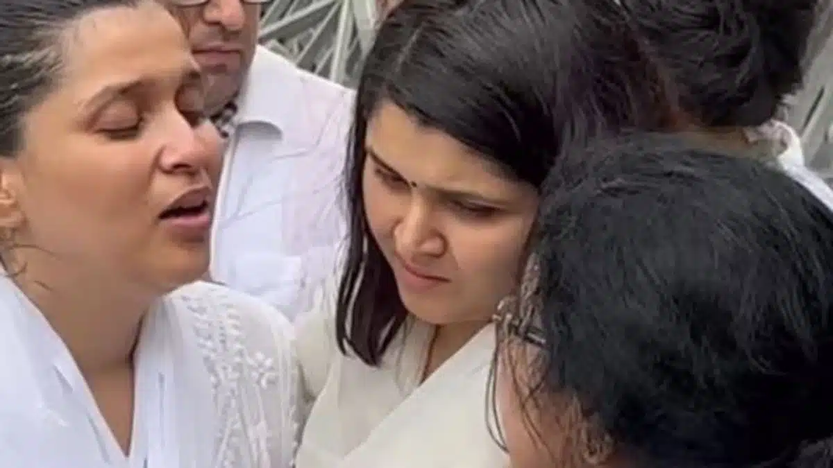 Mannara Chopra spotted with Parineeti Chopra's father at her father Raman Rai Handa's funeral