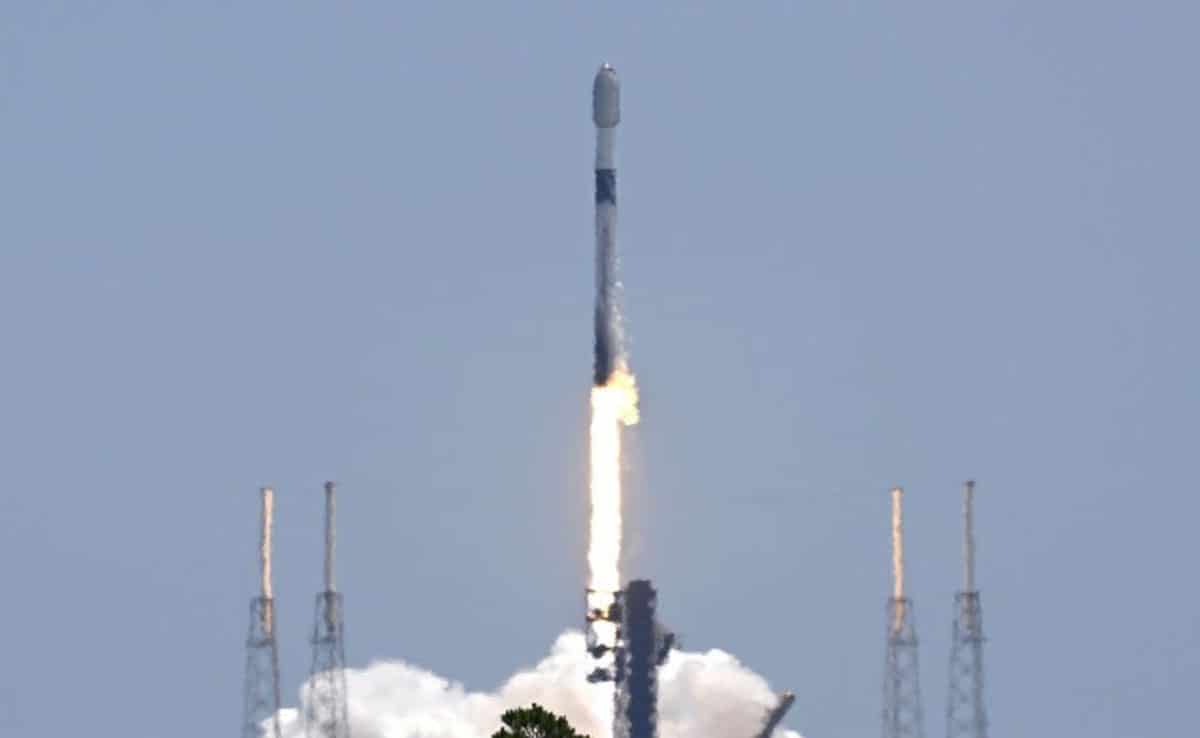 SpaceX expands internet network with 26 Starlink satellites