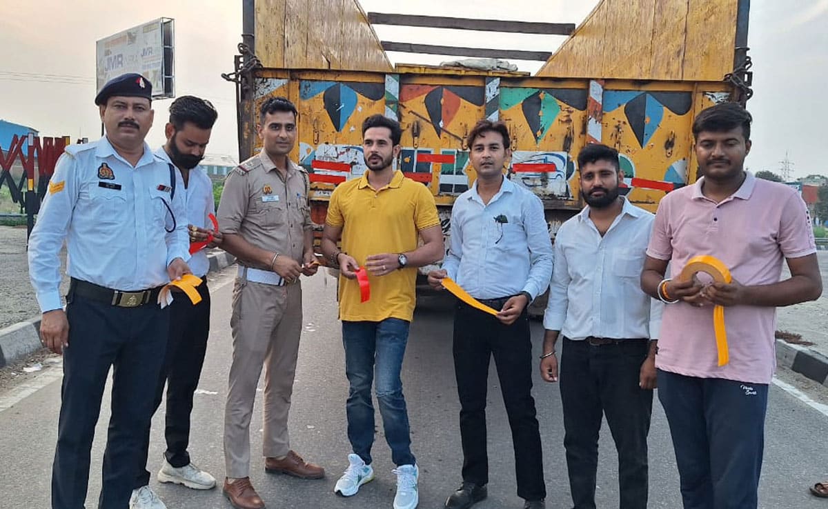 Traffic awareness campaign in Sambhal, accidents will be prevented with reflector tape