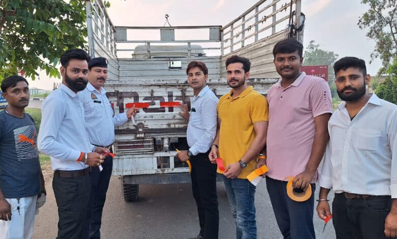 Traffic awareness campaign in Sambhal, accidents will be prevented with reflector tape