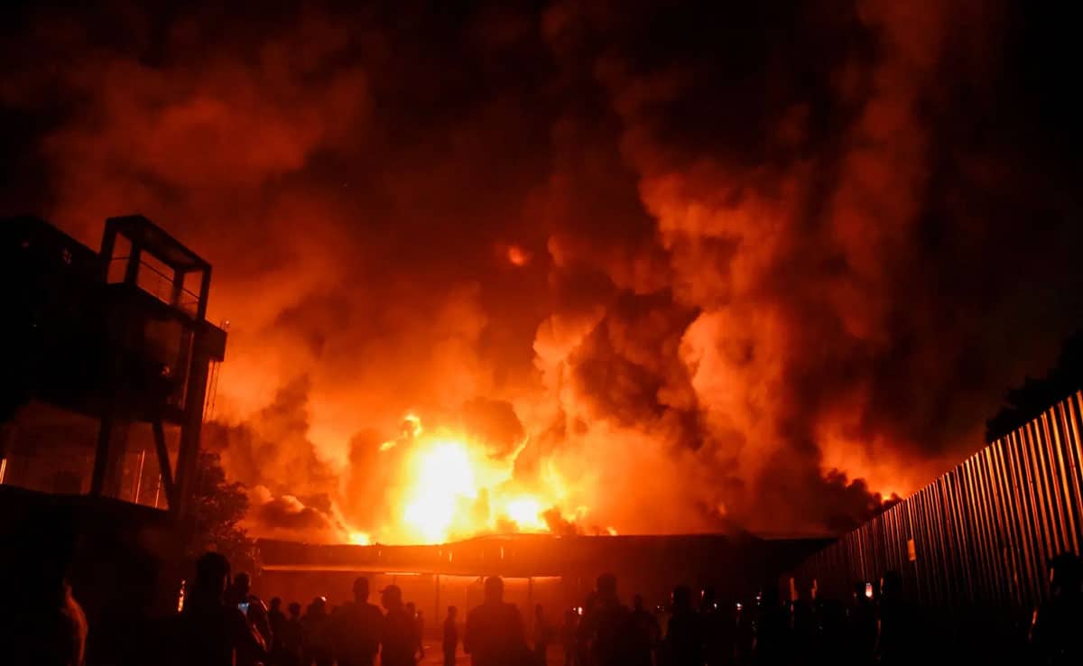 Delhi: Massive fire breaks out in a factory near Rithala metro station, three dead