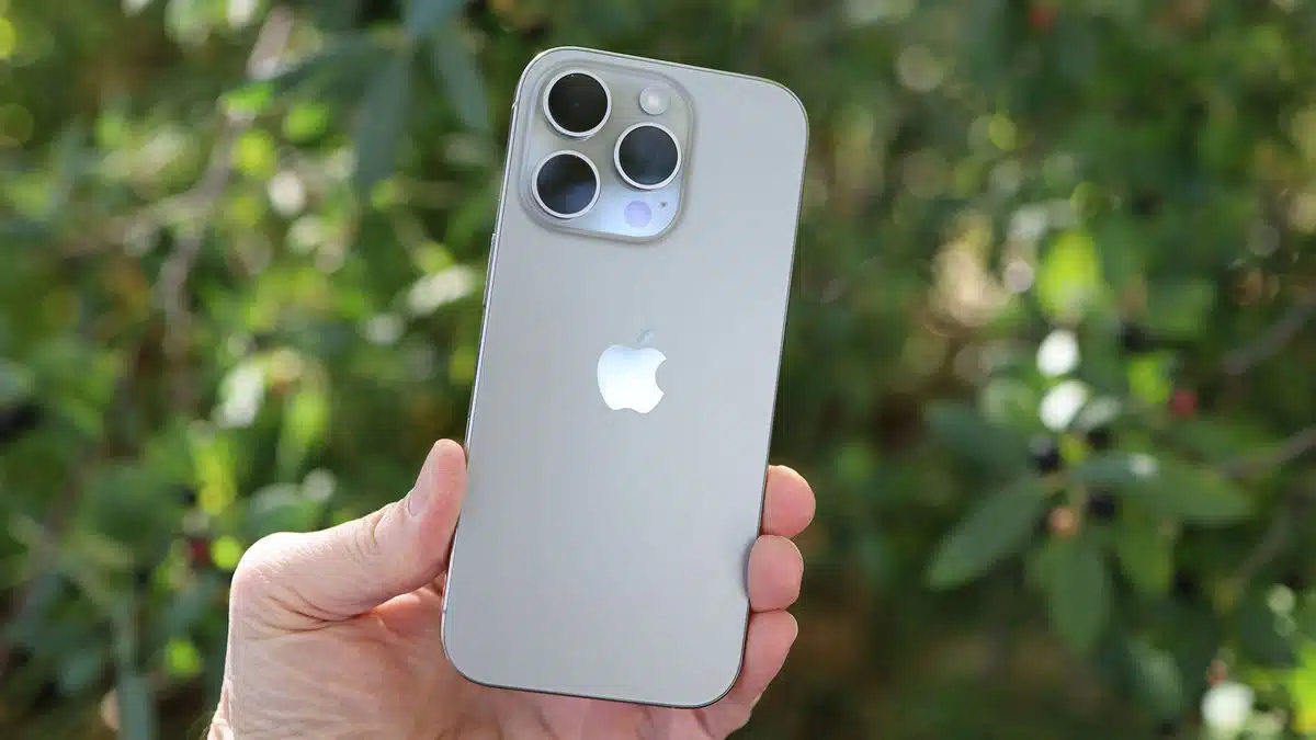 iPhone 17 May Support Up to 50W Wireless Charging With New Qi2.2 MagSafe Charger: Report