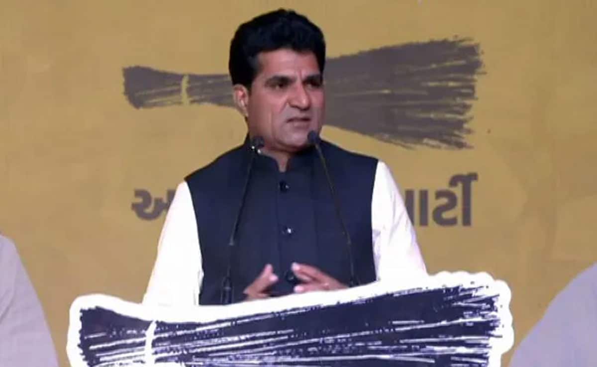 Isudan Gadhvi attacks Vadodara bridge accident, demands resignation from Chief Minister