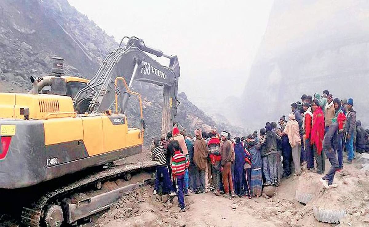 One person died due to Jharkhand coal mine collapse, many people feared trapped