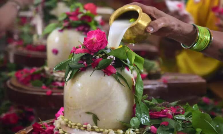 Sawan Shivratri 2025: Chant this mantra while offering Belpatra on Shivling today