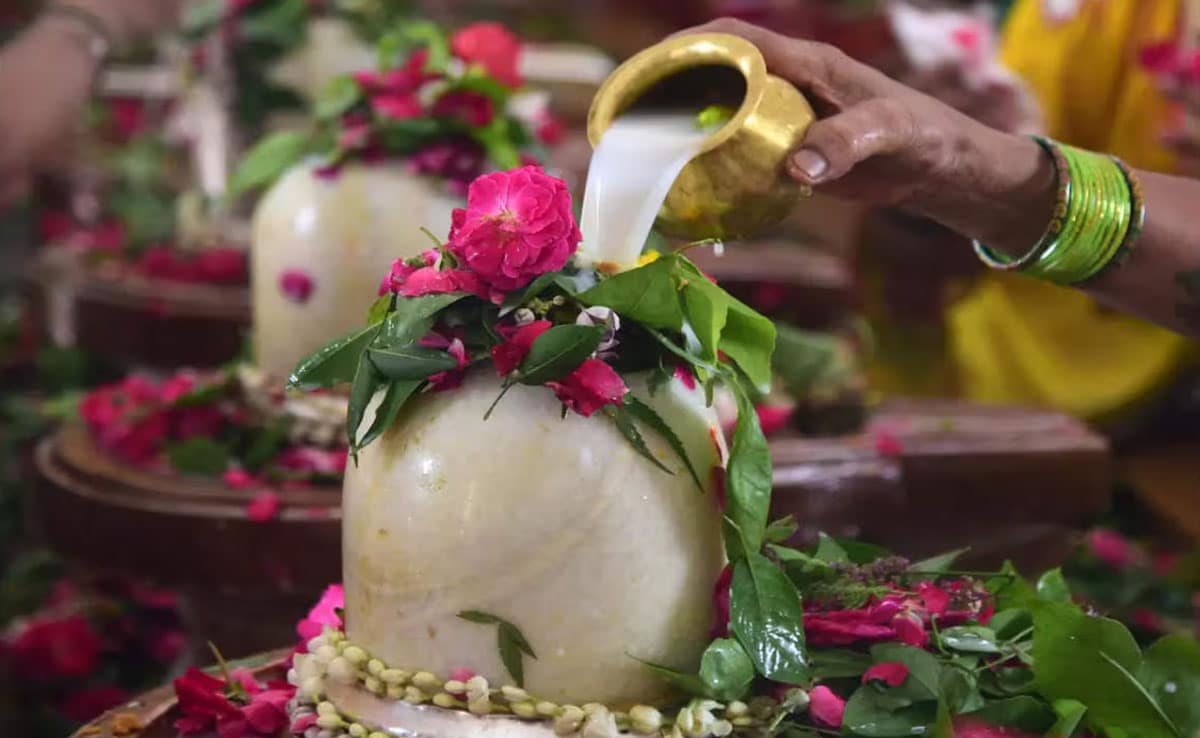 Sawan Shivratri 2025: Chant this mantra while offering Belpatra on Shivling today