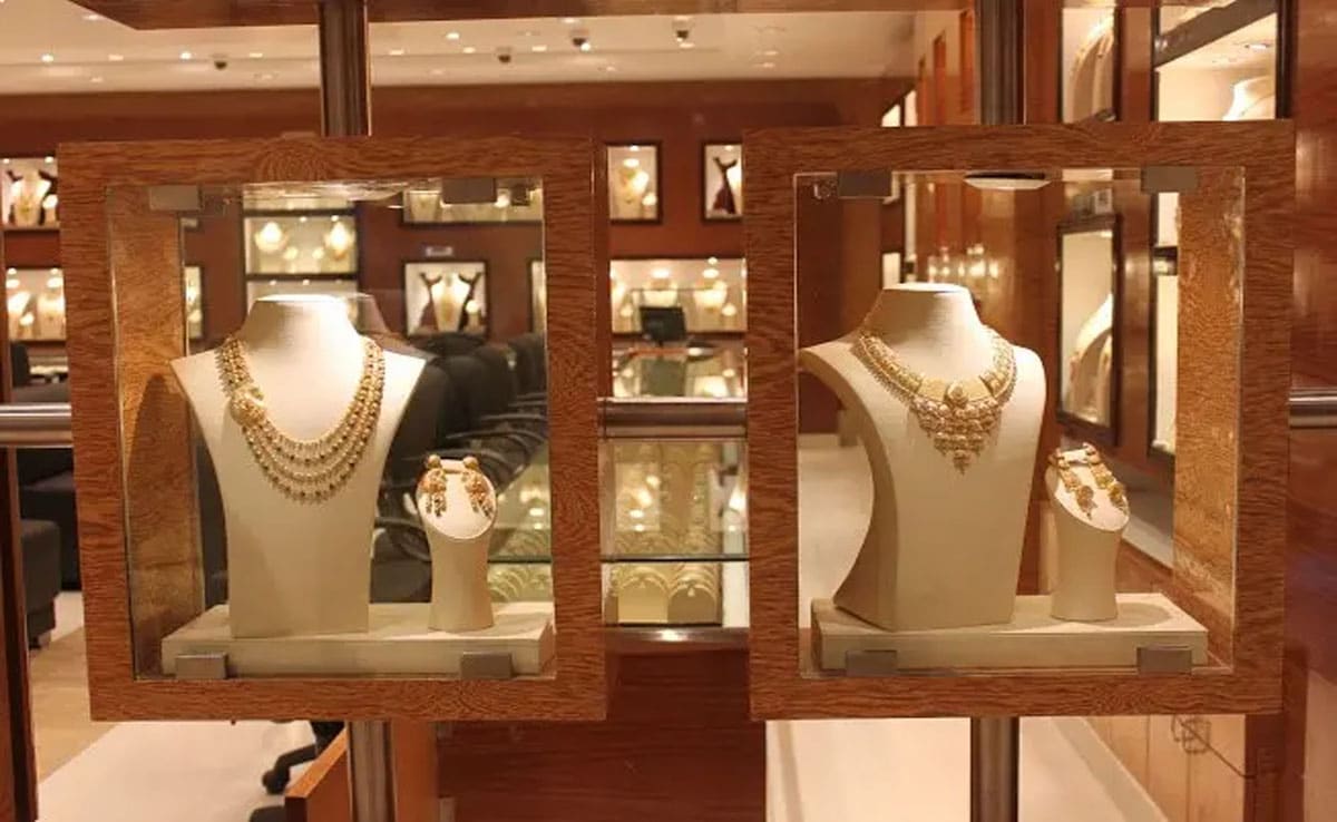 Murder during robbery at a jeweler's shop in Surat, one accused arrested