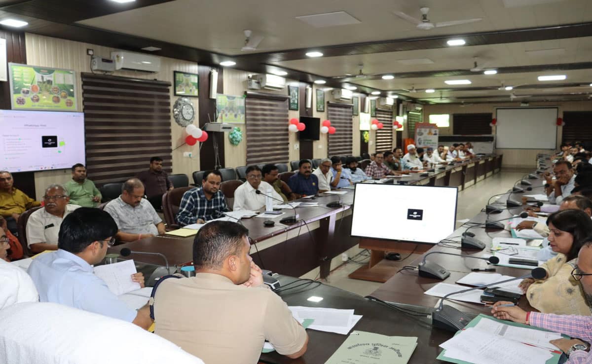 Sambhal: Dialogue with traders under the chairmanship of District Magistrate and Superintendent of Police