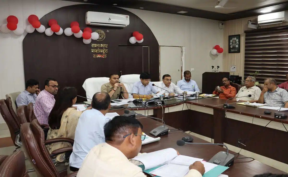 Sambhal: Dialogue with traders under the chairmanship of District Magistrate and Superintendent of Police