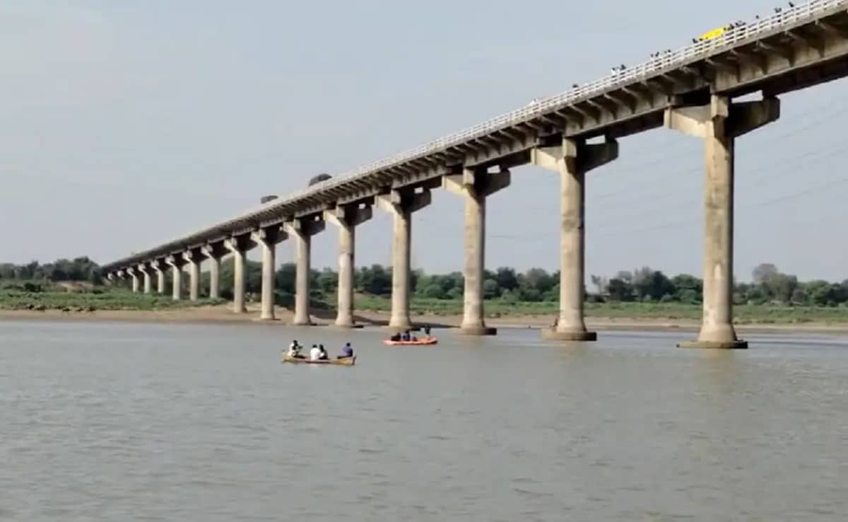 Vadodara Bridge Collapse: Government suspends four engineers, death toll rises to 17