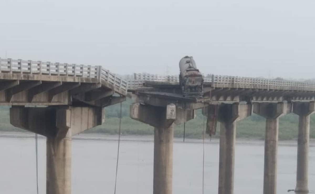 Isudan Gadhvi attacks Vadodara bridge accident, demands resignation from Chief Minister