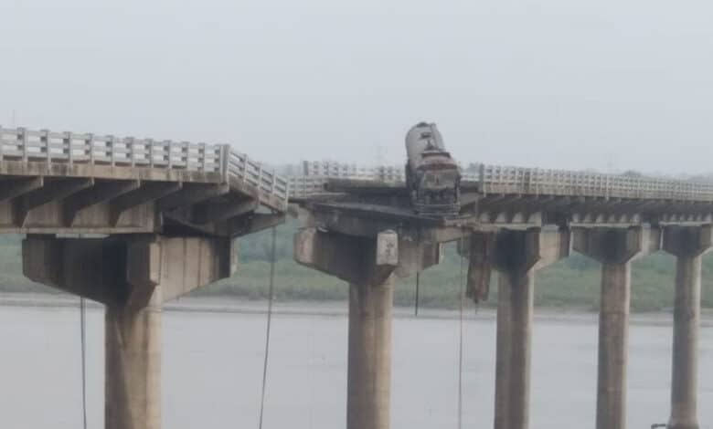 45-year-old Gambhira bridge collapsed in Vadodara's Padra, four died