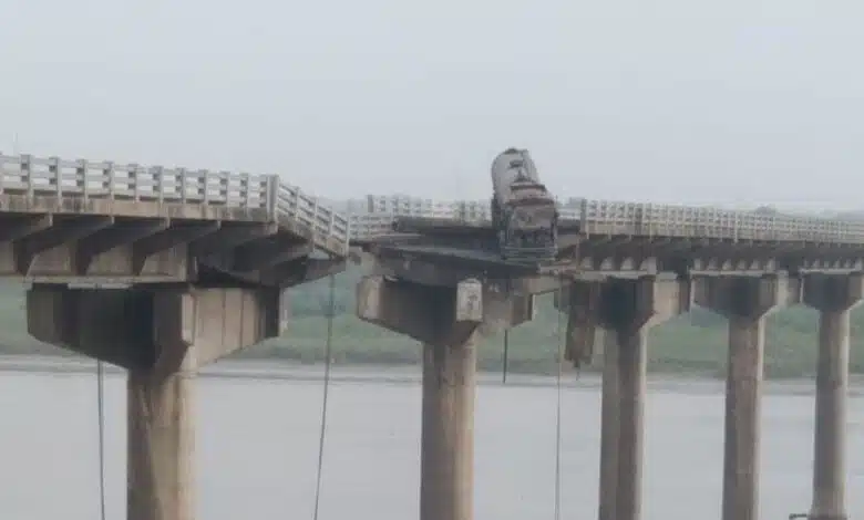 45-year-old Gambhira bridge collapsed in Vadodara's Padra, four died