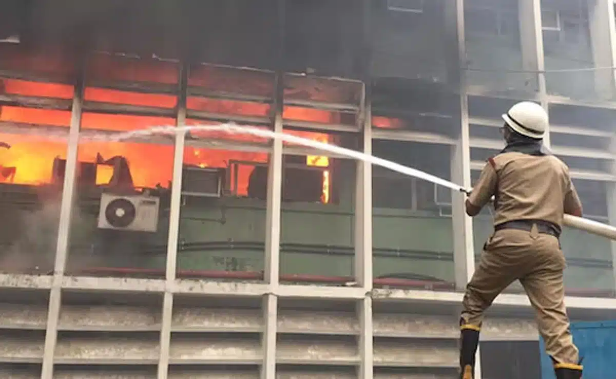 A massive fire broke out in the Mother and Child Block of Delhi AIIMS, 10 fire engines reached the spot