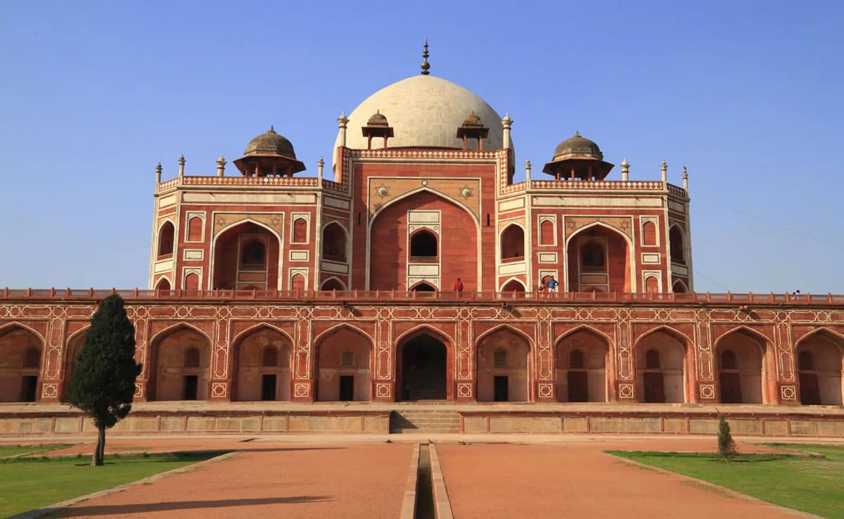 7 people feared trapped after a part of Humayun's tomb wall collapses