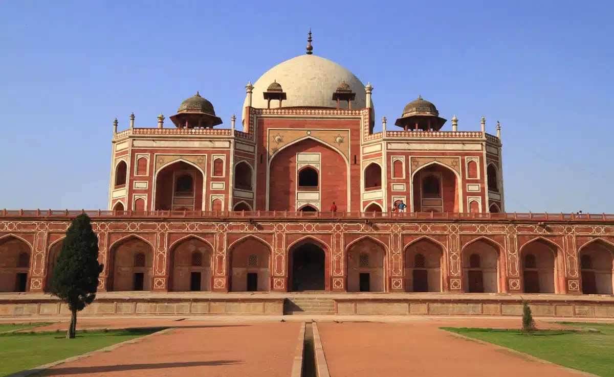 7 people feared trapped after a part of Humayun's tomb wall collapses