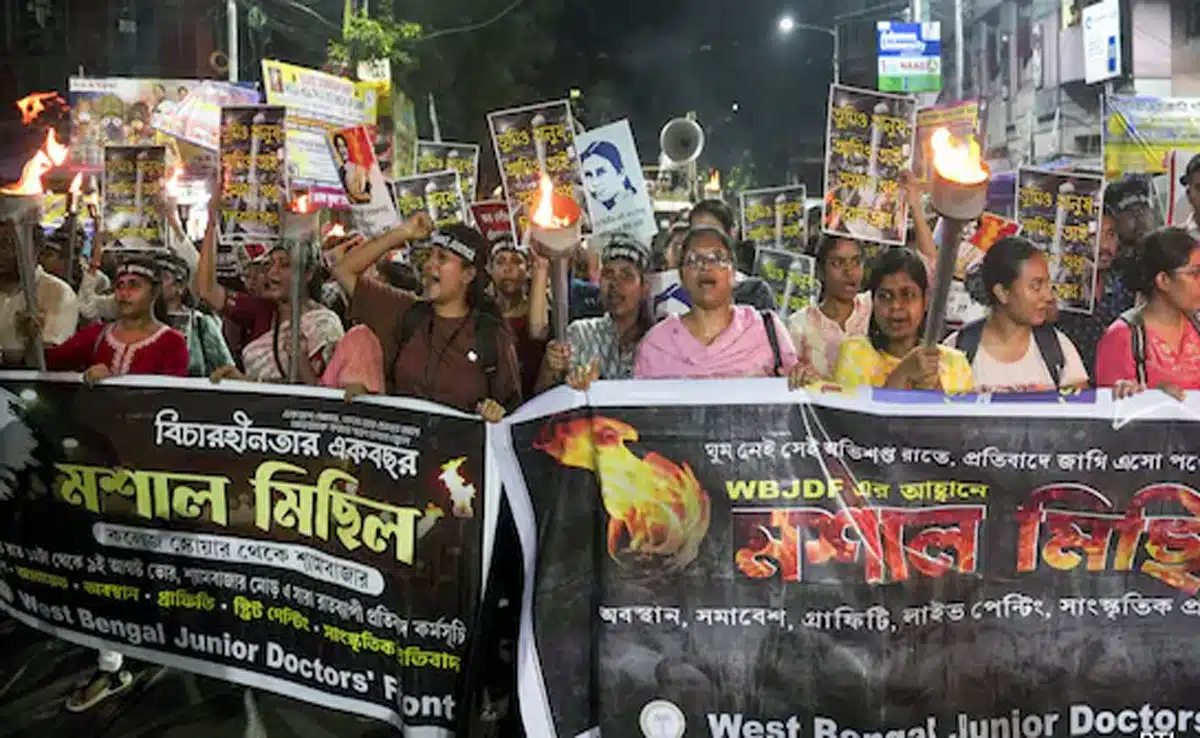 Chaos in RG Kar protest, victim's mother says injured in police action