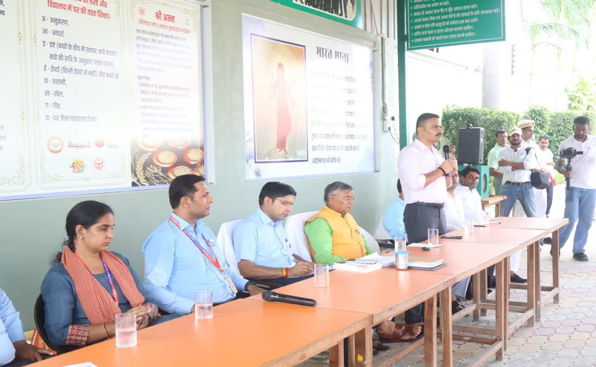Sambhal: Minister in charge Dharamvir Prajapati inspected PM Primary School Itayla Mafi