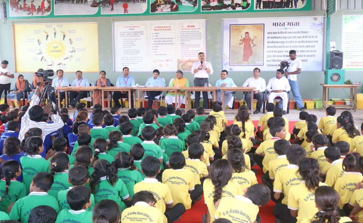 Sambhal: Minister in charge Dharamvir Prajapati inspected PM Primary School Itayla Mafi