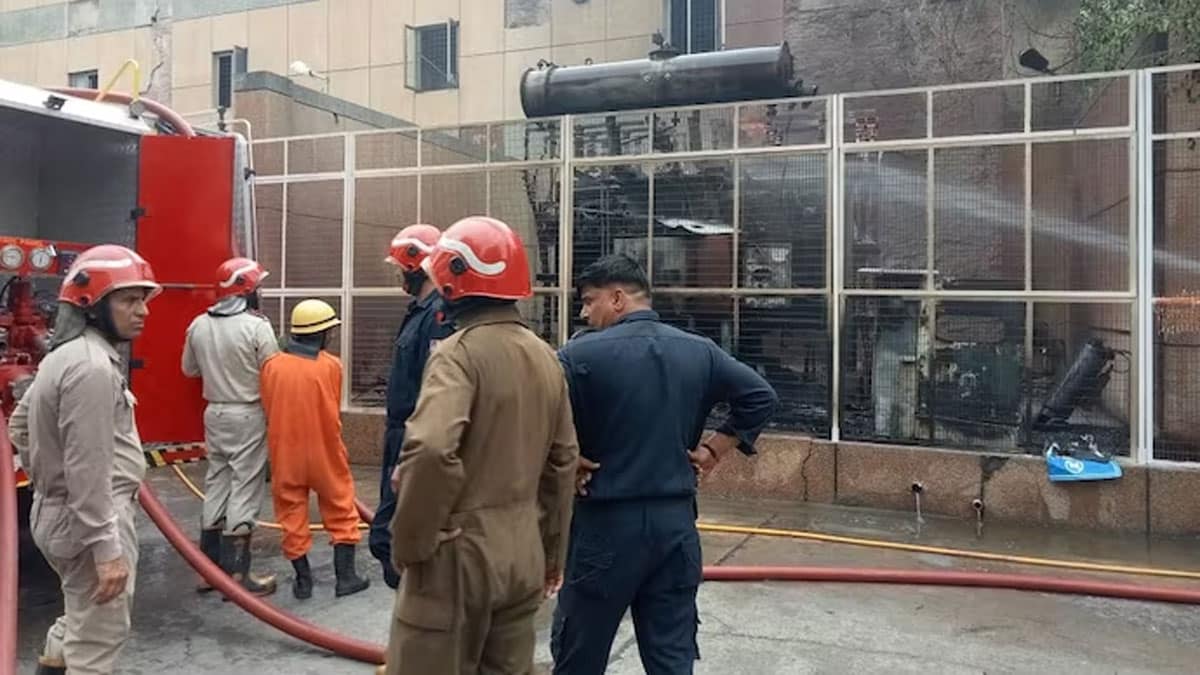 A massive fire broke out in the Mother and Child Block of Delhi AIIMS, 10 fire engines reached the spot