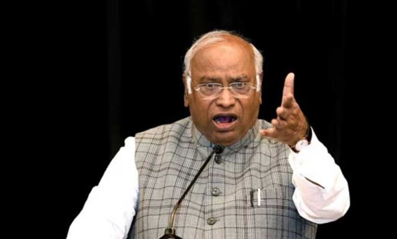 Mallikarjun Kharge criticized the Center over Trump's tariffs