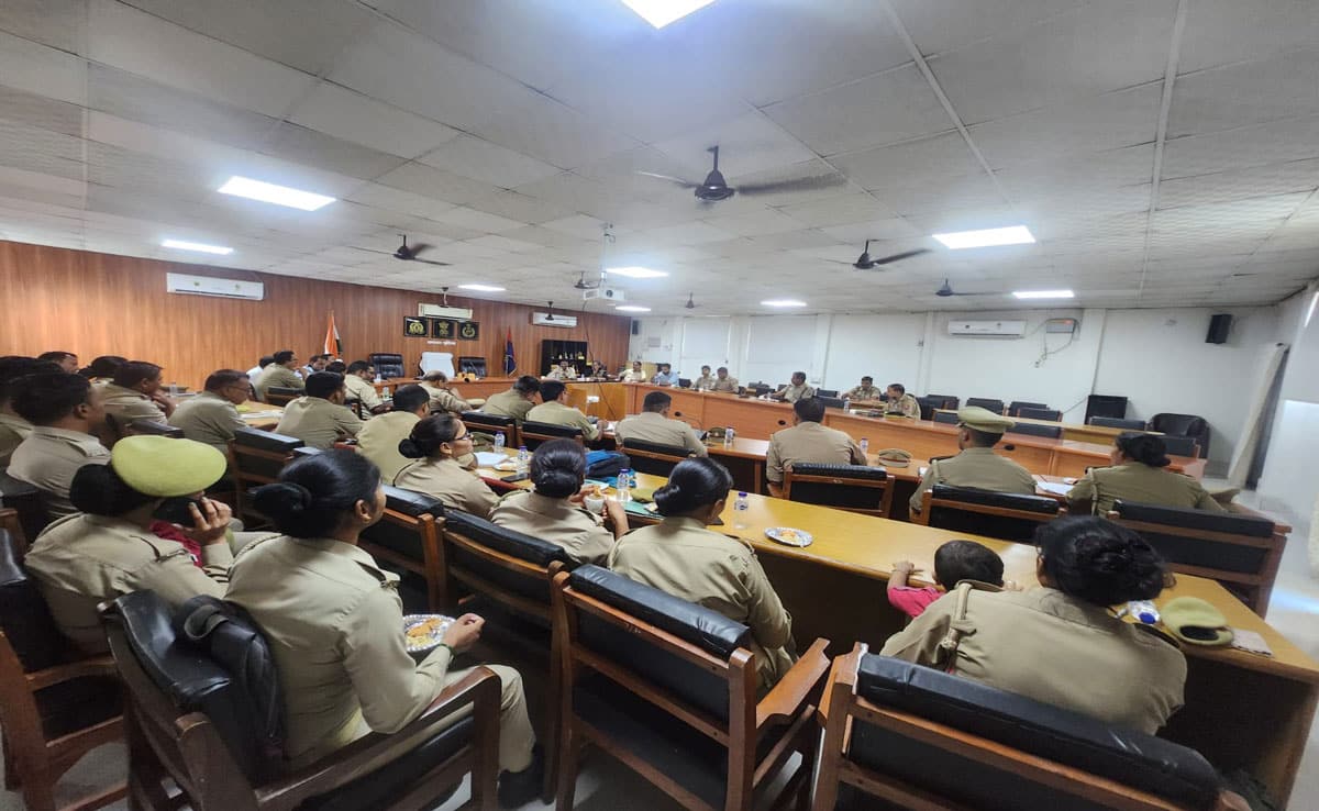 Monthly meeting of child welfare officers was organized at Police Line Bahjoi in Sambhal