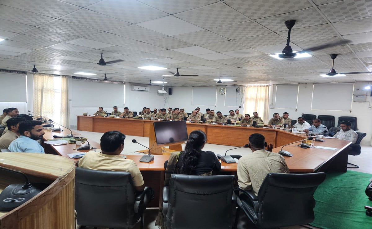 Monthly meeting of child welfare officers was organized at Police Line Bahjoi in Sambhal