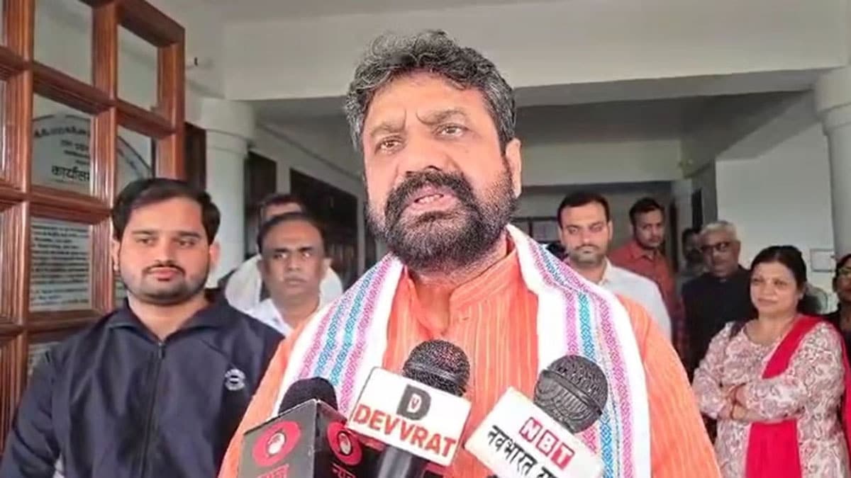 PM Modi reached Varanasi, will hold bilateral talks with Mauritius PM Navin Ramgoolam