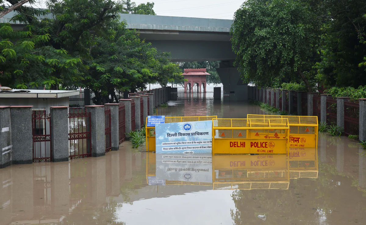 Due to floods in Yamuna, Delhi's roads turned into drains, markets submerged