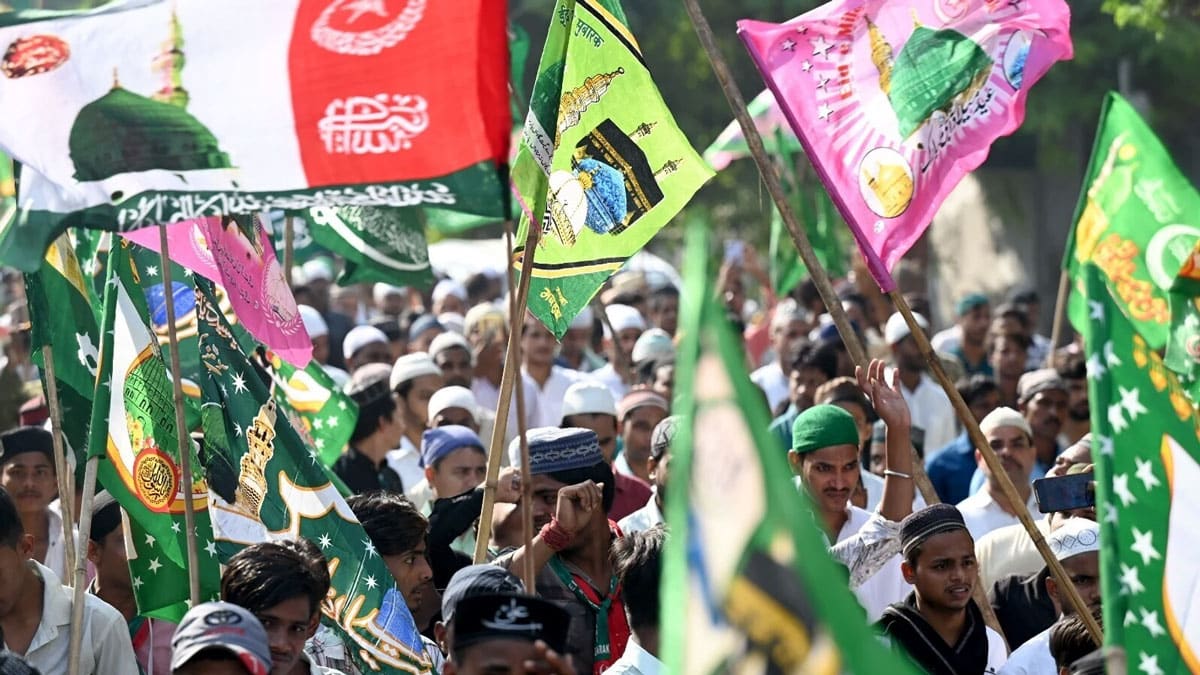 Eid Miladunnabi's splendor is seen in Sambhal, demand for 1500 year old flags is the highest
