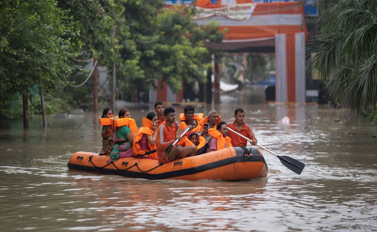 Due to floods in Yamuna, Delhi's roads turned into drains, markets submerged