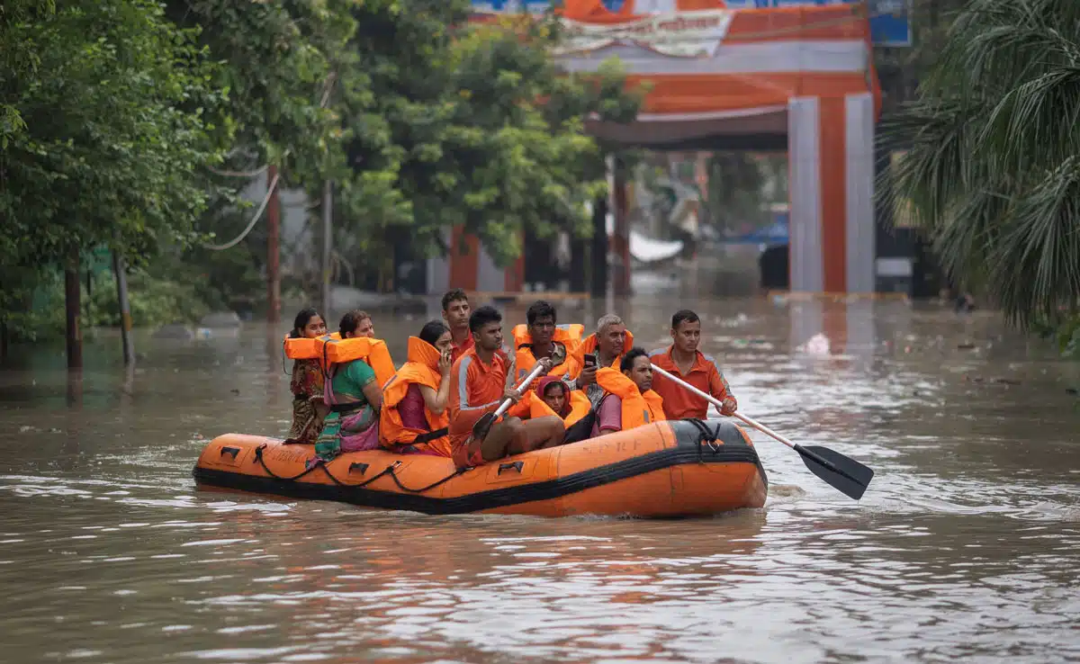 Due to floods in Yamuna, Delhi's roads turned into drains, markets submerged
