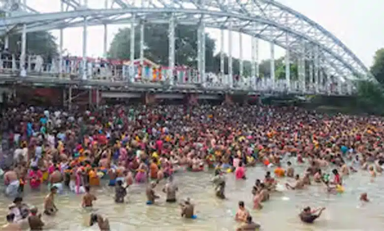 Devotees take a holy dip in the Ganga on Mahalaya Amavasya in Kolkata.