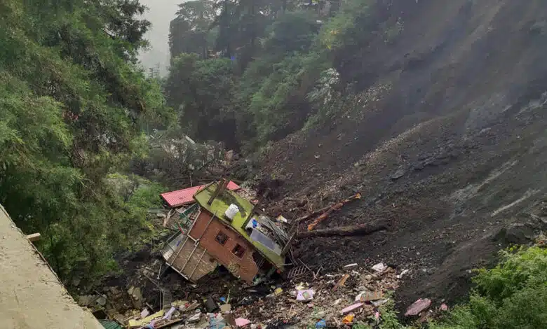 Landslide in Himachal: Three people died in Mandi, two others rescued, rescue operation continues