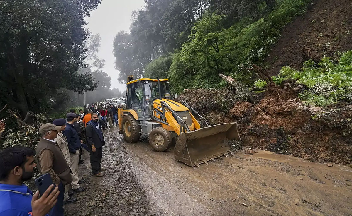 Landslide in Himachal: Three people died in Mandi, two others rescued, rescue operation continues