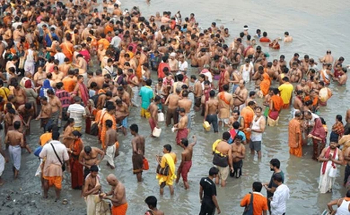 Devotees take a holy dip in the Ganga on Mahalaya Amavasya in Kolkata.