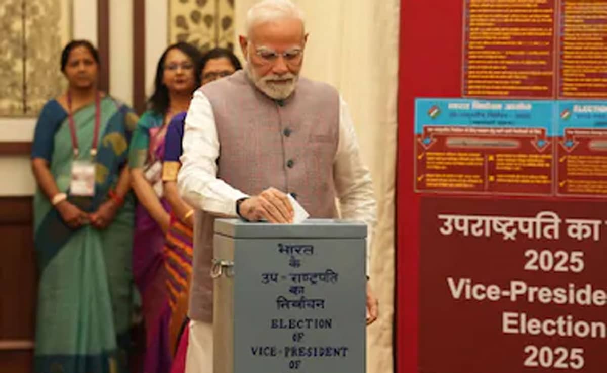 Voting begins for the new Vice President, PM Modi casts the first vote