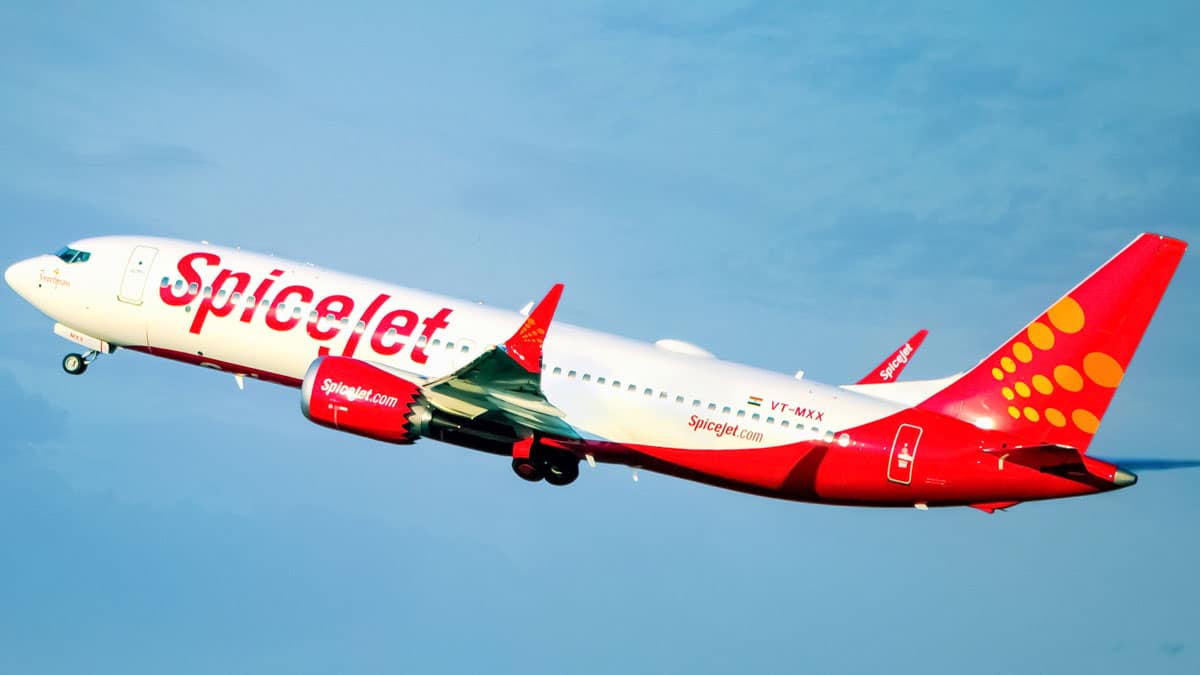 Big problem in SpiceJet flight, panic caused by wheel falling during flight