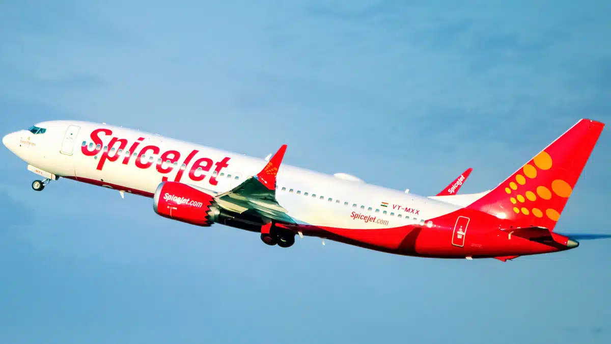 Big problem in SpiceJet flight, panic caused by wheel falling during flight