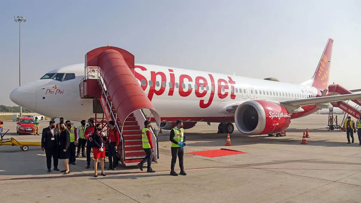 Big problem in SpiceJet flight, panic caused by wheel falling during flight